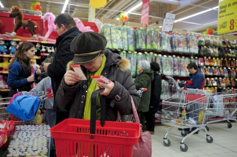 Contradictie: Romanii traiesc de pe o zi pe alta, dar supermarketurile fac profituri enorme