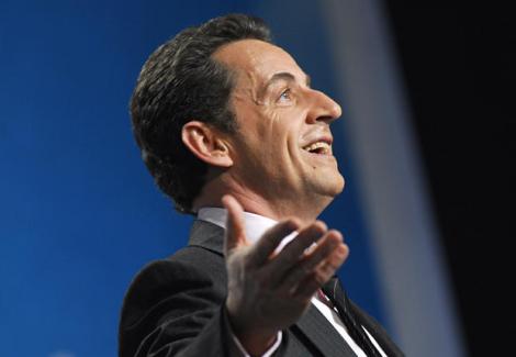 VIDEO! Nicolas Sarkozy face naveta intre Carla Bruni si Angela Merkel!