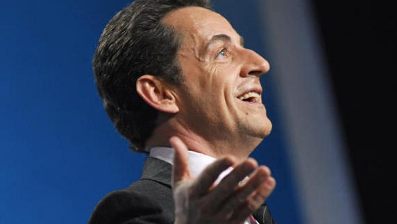 VIDEO! Nicolas Sarkozy face naveta intre Carla Bruni si Angela Merkel!