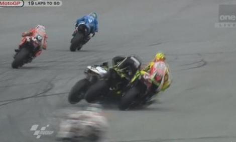 IMAGINI SOCANTE! MotoGP: Marco Simoncelli a murit pe pista de la Sepang in urma unui accident grav