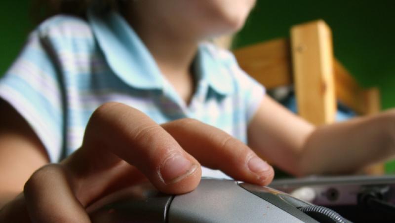 Parintii romani sunt printre cei mai neinformati privind activitatea copiilor lor pe Internet