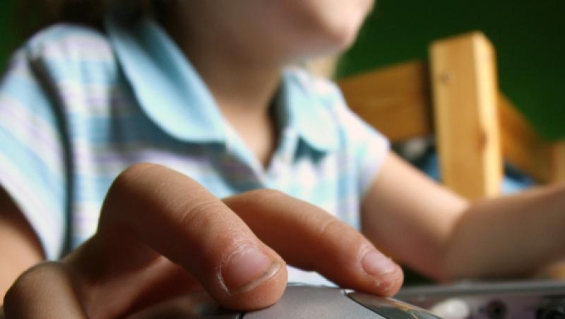 Parintii romani sunt printre cei mai neinformati privind activitatea copiilor lor pe Internet