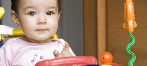 Fetitele sub 3 ani pot avea tulburari de comportament din cauza obiectelor din plastic