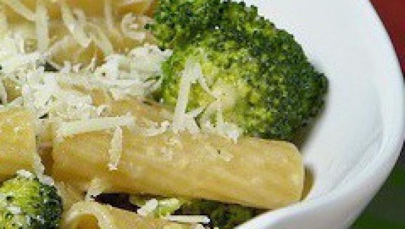Reteta: Paste cu broccoli si parmezan