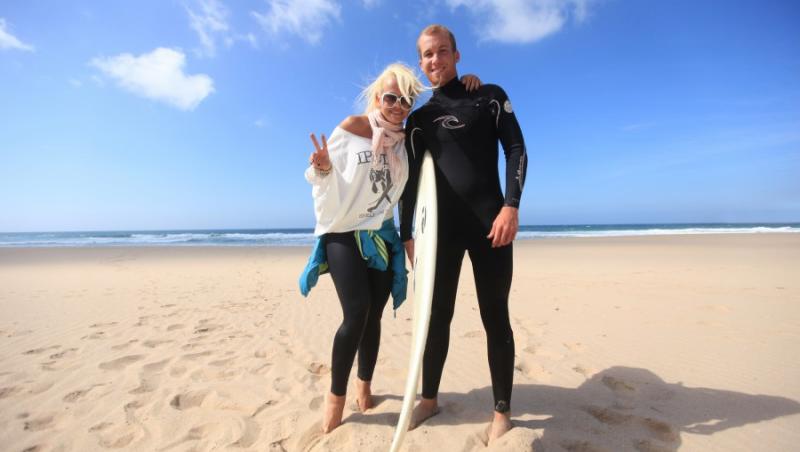Anda Adam, surf in Australia pentru noul clip