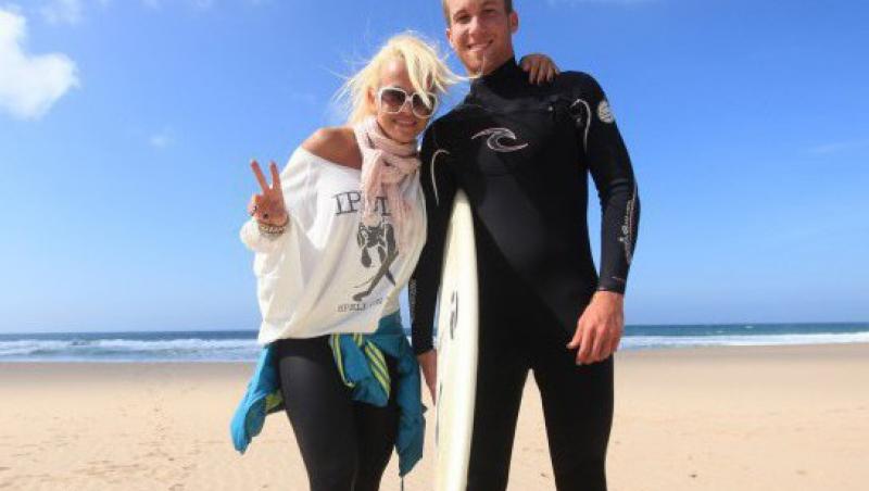 Anda Adam, surf in Australia pentru noul clip