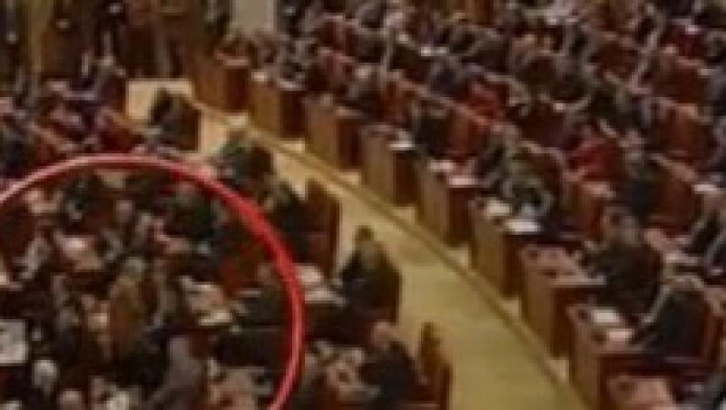 Parlamentarul Culita Tarata a intrat in Camera Deputatilor cu mainile in buzunar in timpul discursului Regelui