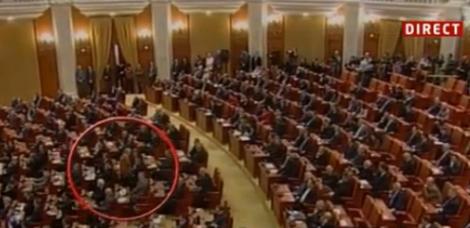 Parlamentarul Culita Tarata a intrat in Camera Deputatilor cu mainile in buzunar in timpul discursului Regelui
