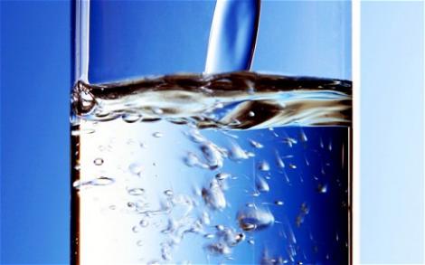 Daca bei mai mult de doi litri de apa pe zi reduci riscul aparitiei cancerului la vezica