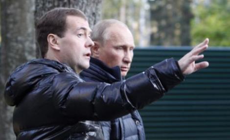 VIDEO! Putin si Medvedev, impreuna la volanul unei combine agricole