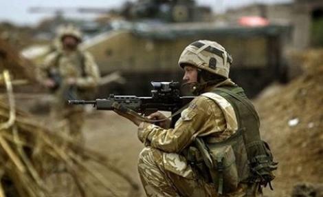 Un militar roman, ranit intr-un atac al insurgentilor din Afganistan
