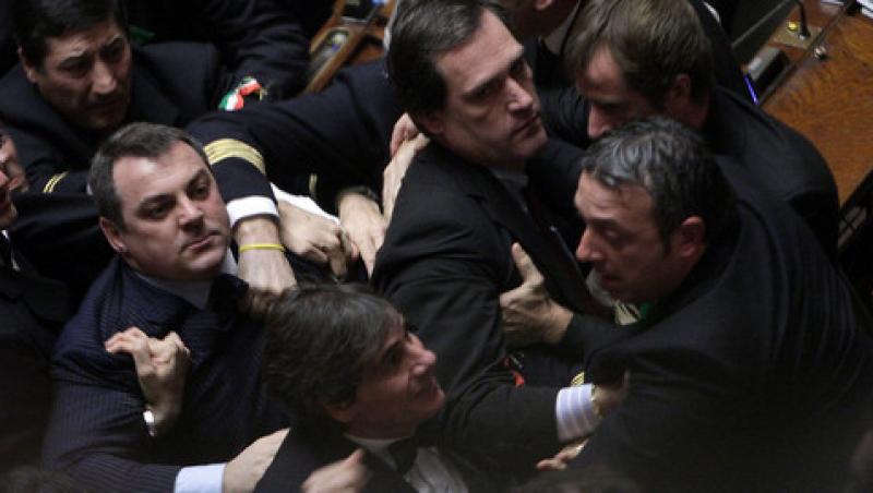FOTO! Bataie in Parlamentul italian intre deputati