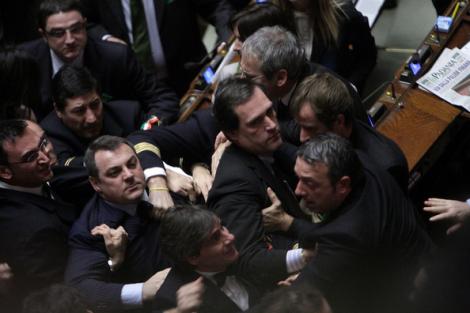 FOTO! Bataie in Parlamentul italian intre deputati