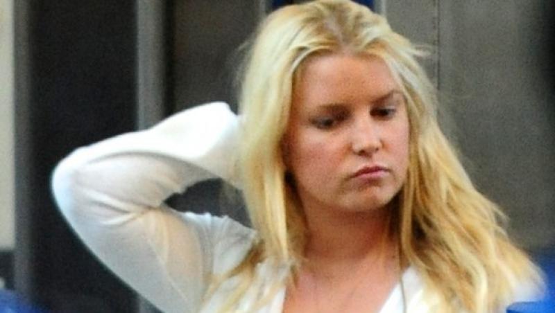 FOTO! Jessica Simpson s-a pozat in timp ce-si face nevoile