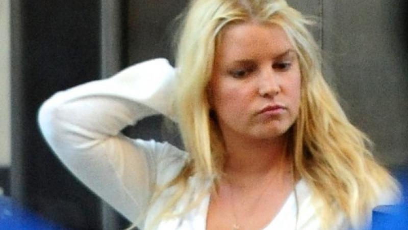 FOTO! Jessica Simpson s-a pozat in timp ce-si face nevoile