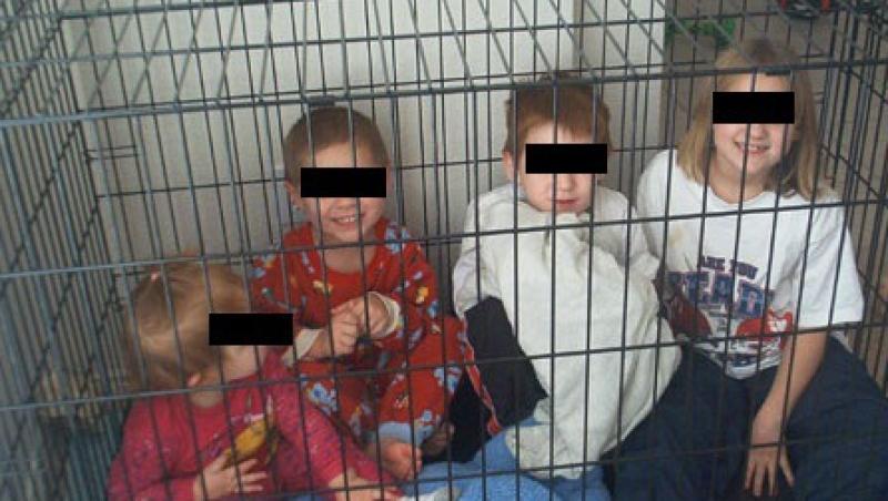 Caz socant in SUA: Copii bagati in custi de animale de propria mama