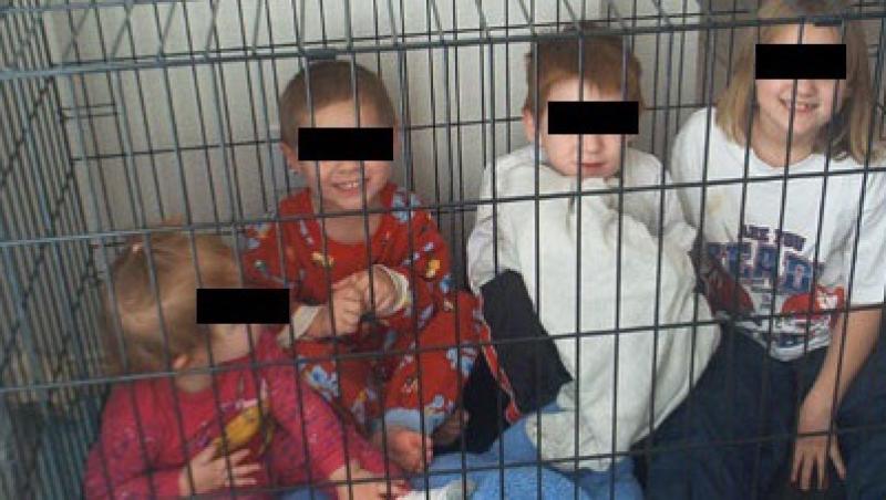 Caz socant in SUA: Copii bagati in custi de animale de propria mama