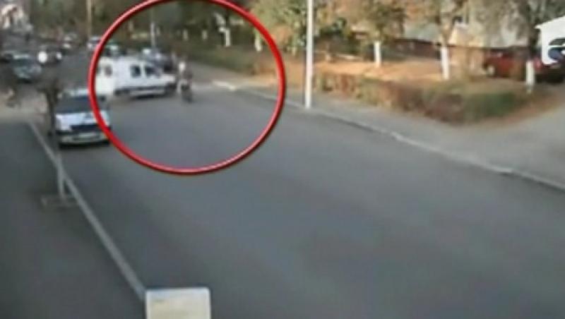 VIDEO! Dej: Un scuterist implicat intr-un accident spectaculos
