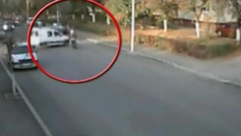 VIDEO! Dej: Un scuterist implicat intr-un accident spectaculos