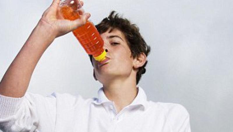 Studiu: Tinerii beau energizante pentru a tine pasul cu epoca vitezei