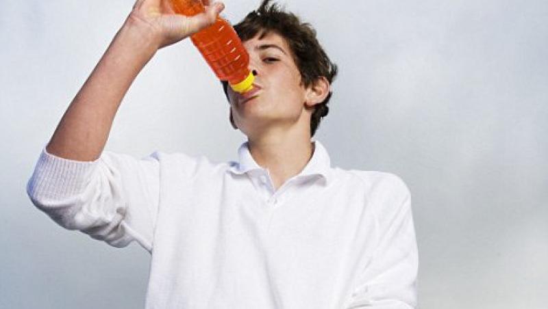 Studiu: Tinerii beau energizante pentru a tine pasul cu epoca vitezei