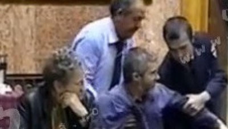 VIDEO! Harghita: Un consilier local a fost scos afara, cu scaunul, din sala de sedinta a CJ