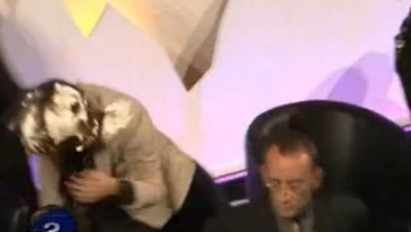 VIDEO! Politician atacat cu tarte de frisca in Spania