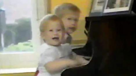 VIDEO! Printii William si Harry, concert inedit la pian!