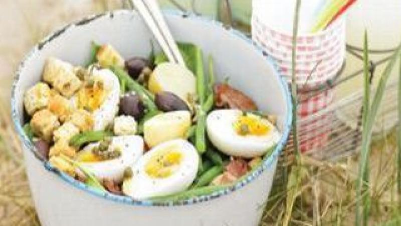 Reteta zilei: Salata mare de fasole cu costita si ou