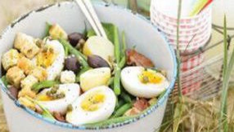 Reteta zilei: Salata mare de fasole cu costita si ou