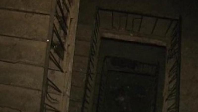 VIDEO! Un barbat a cazut de la etajul 4 cu tot cu balustrada