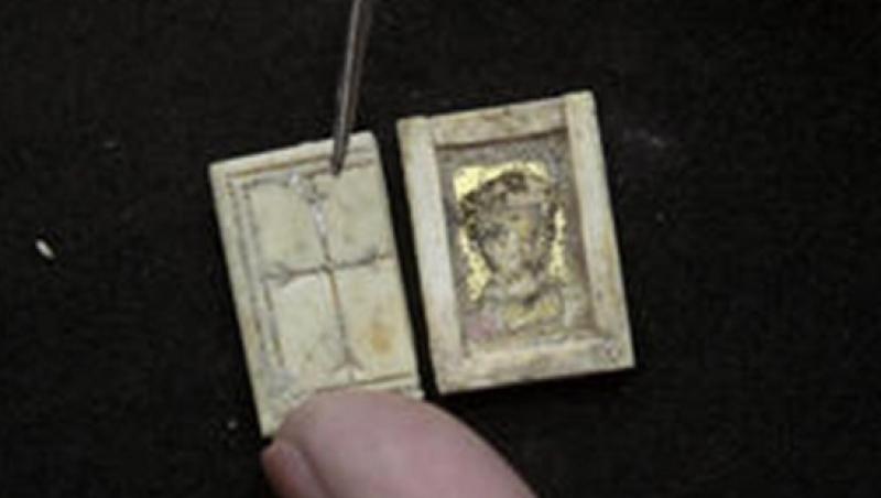 O cutiuta din os, simbol al crestinismului vechi de 1.400 de ani, prezentata publicului