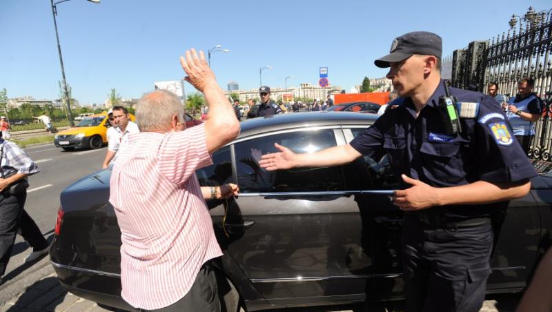 Protest inedit in Pitesti: Un pensionar, pazit de 50 de jandarmi