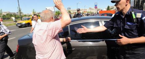 Protest inedit in Pitesti: Un pensionar, pazit de 50 de jandarmi