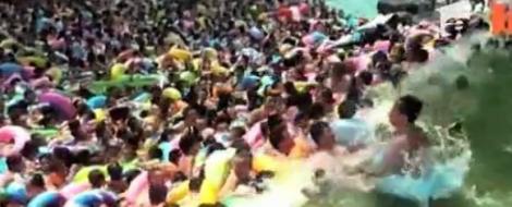 VIDEO! Vezi cea mai aglomerata piscina din lume! Peste zece mii de persoane s-au inghesuit sa faca baie