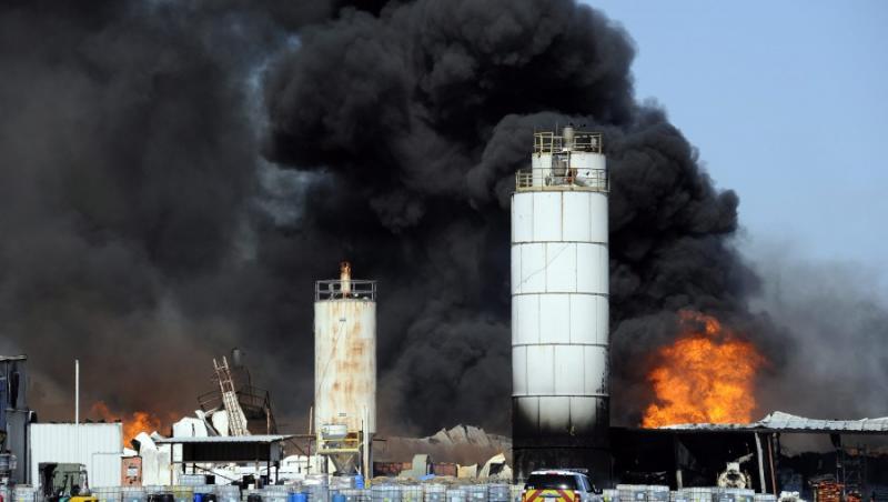 Alerta in Texas: Incendiu devastator la o uzina chimica