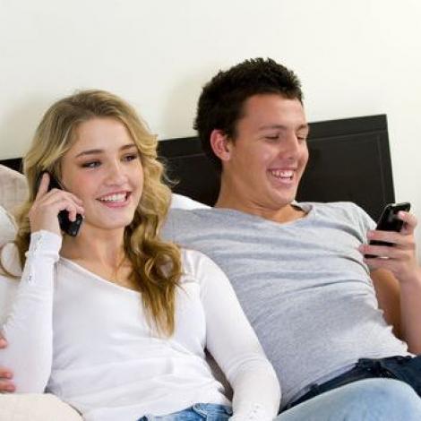 Studiu: Una din opt persoane vorbeste mai mult la telefon, decat cu partenerul