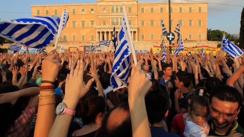 UPDATE! Grecia, paralizata de greva! Sute de ofiteri au luat cu asalt Ministerul Apararii!
