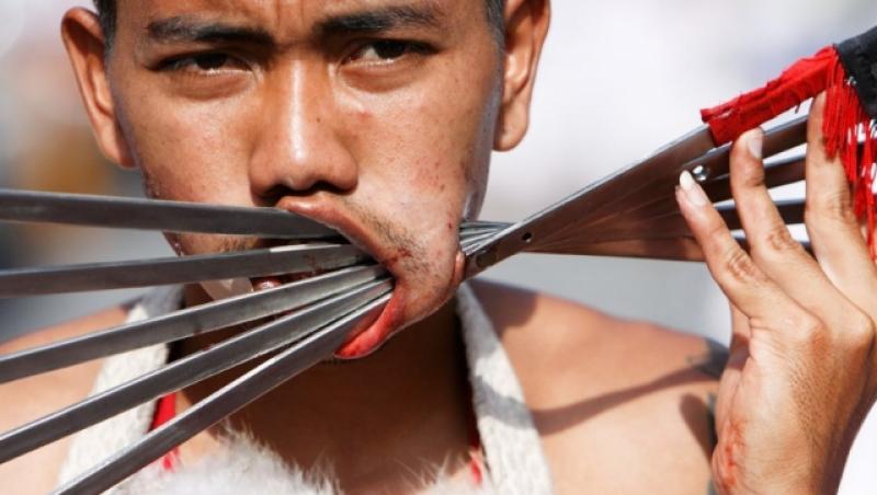 Festival de groaza in Thailanda: Participantii isi gauresc chipurile cu sabii, cutite si bormasini