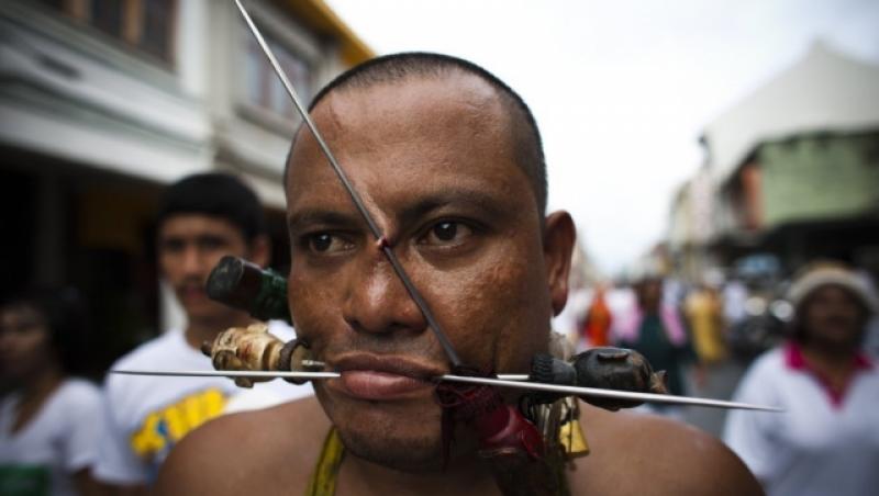 Festival de groaza in Thailanda: Participantii isi gauresc chipurile cu sabii, cutite si bormasini