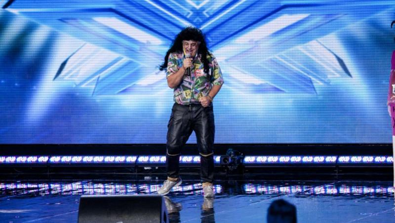 Un concurent a venit la X Factor cu o papusa din carton!