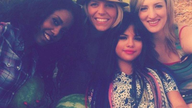 Uite-o pe Selena Gomez cu par roz!