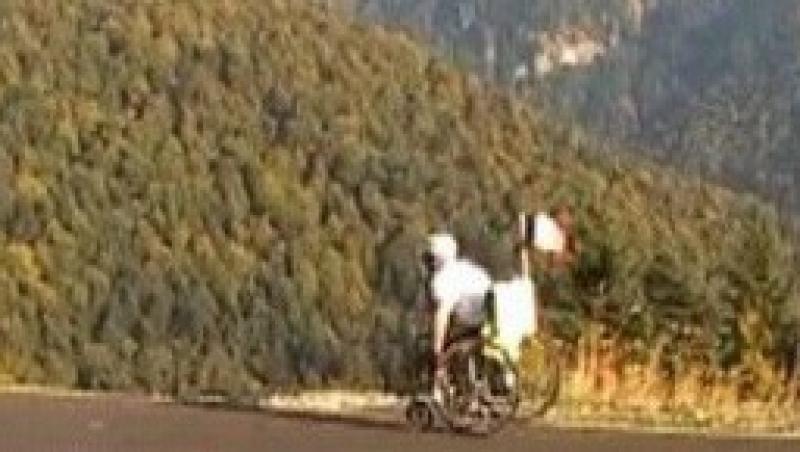 VIDEO! Un barbat invalid a reusit sa ajunga pe varfurile Bucegilor, intr-un scaun cu rotile