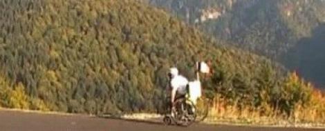 VIDEO! Un barbat invalid a reusit sa ajunga pe varfurile Bucegilor, intr-un scaun cu rotile