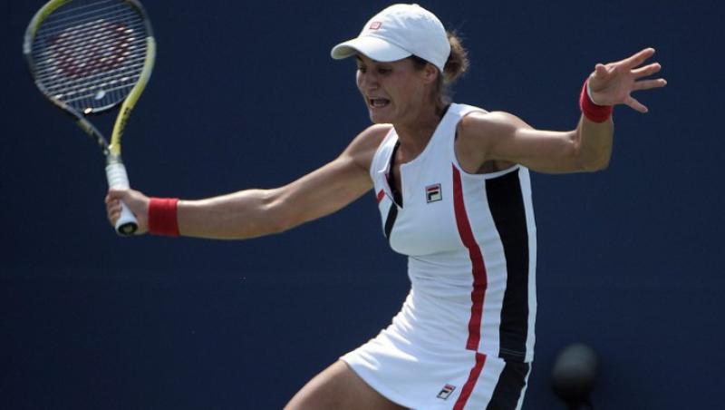Monica Niculescu a invins-o pe Maria Kirilenko si s-a calificat in semifinale la Beijing