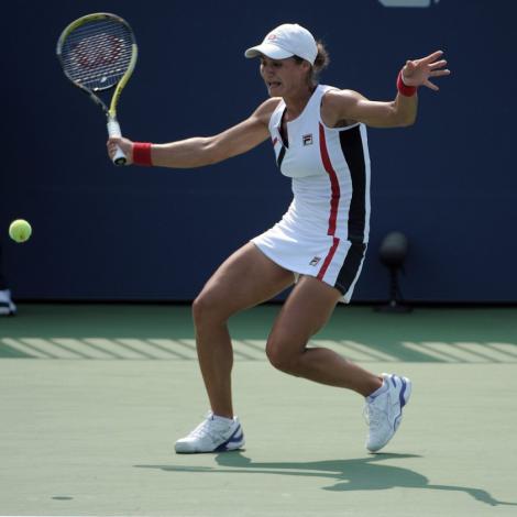 Monica Niculescu a invins-o pe Maria Kirilenko si s-a calificat in semifinale la Beijing