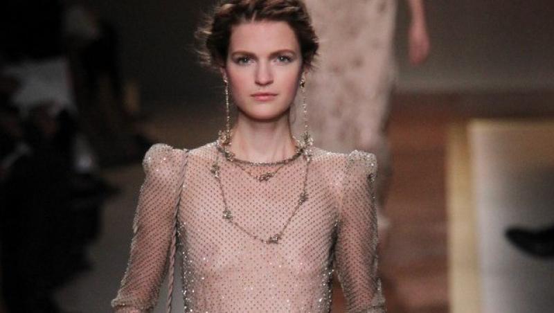 FOTO! Valentino: transparenta si stralucire la Paris