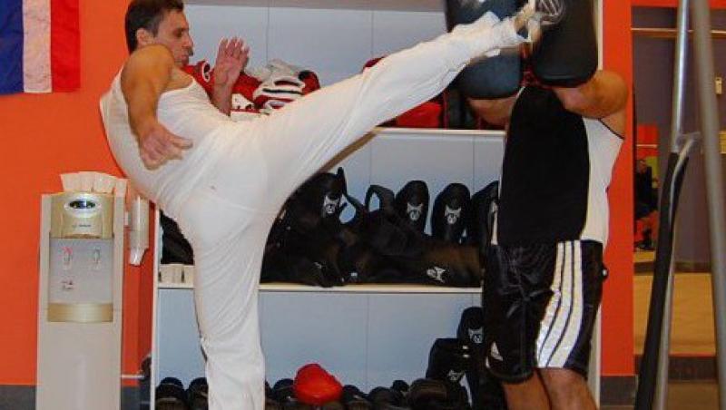 VIDEO! Uite-l pe Mircea Badea, lovind cu piciorul!