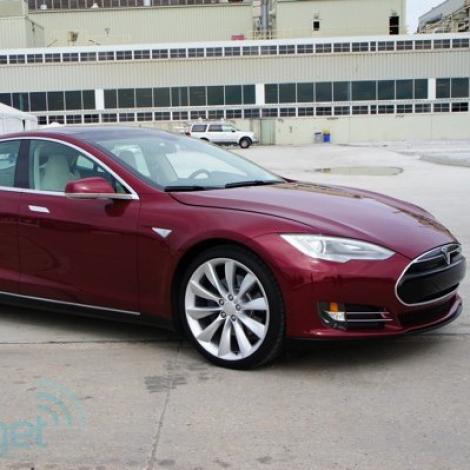 Tesla a lansat un nou model de masina electrica