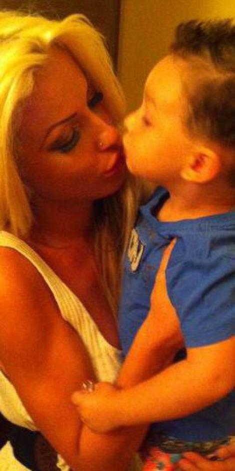 FOTO! Loredana Chivu saruta copiii pe gura!